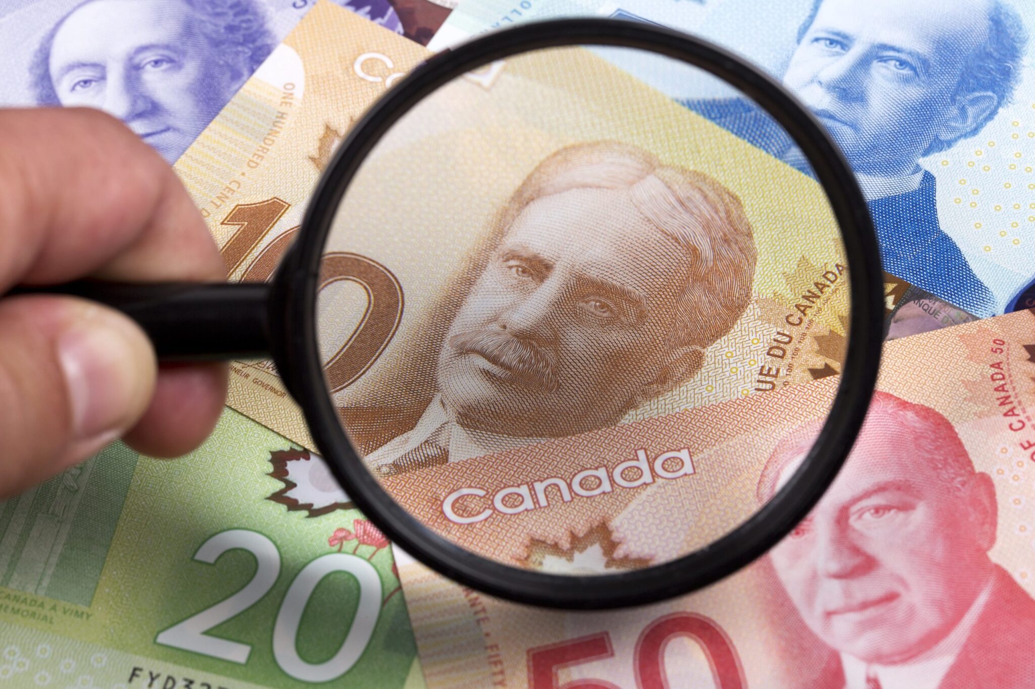 mata uang kanada dengan kaca pembesar