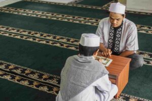 Menjadi guru mengaji bisa memberikan cuan selama bulan ramadhan
