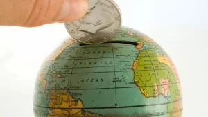 celengan berbentuk globe lambang imf dan world bank mengatur keuangan dunia
