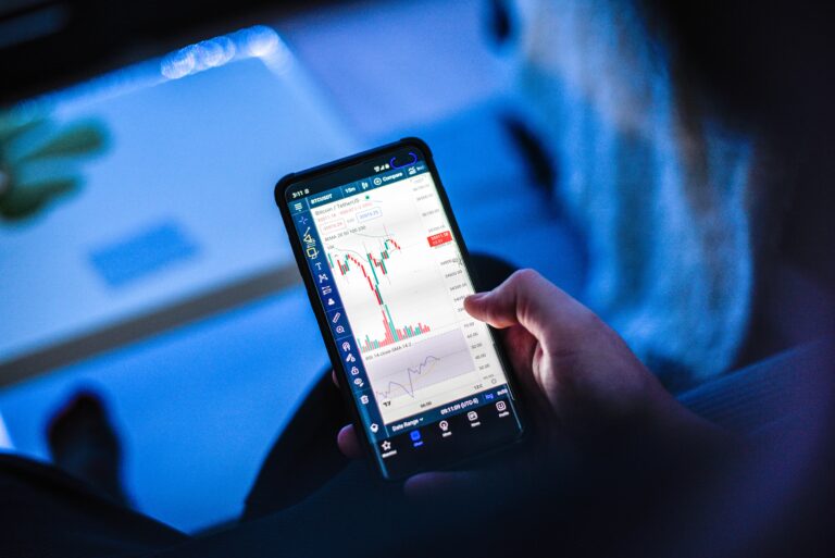 mari mengupas tuntas analisis teknikal menggunakan triangle chart pattern