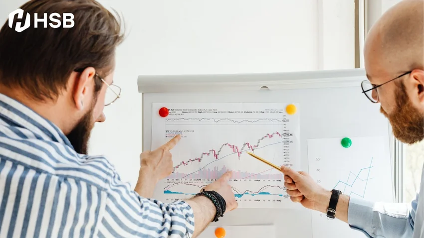 dua orang pria sedang membedah transparansi broker