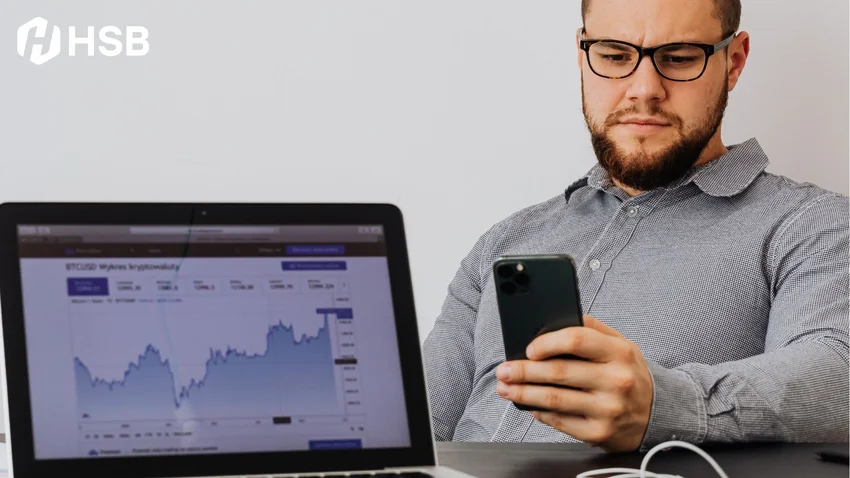 pria sedang memilih broker terpercaya