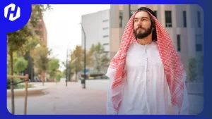 pria sedang berjalan jalan di jalanan arab saudi