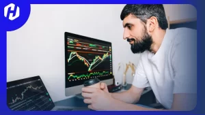 seorang pria sedang mencari tahu pengertian reversal trading
