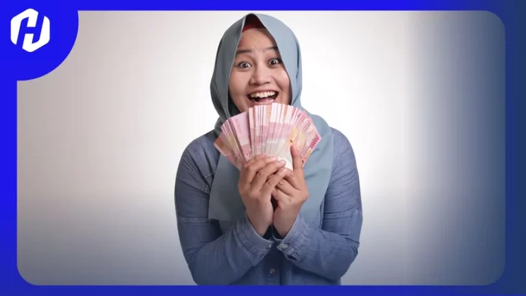 seorang wanita sedang memegang rupiah dengan sangat senang