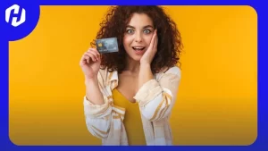 seorang perempuan memegang kartu kredit