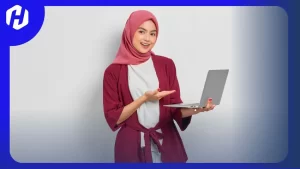 seorang wanita sedang mencari tahu pengertian investasi dalam islam