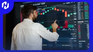 Seorang trader Menggabungkan Chart Patterns dengan alat Fibonacci Retracement 