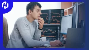 seseorang sedang mencoba trading dengan akun demo